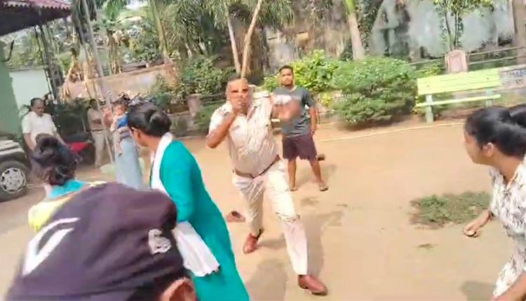 ତୁଷୁରାରେ ପୋଲିସ ଓ ସ୍ଥାନୀୟ ଲୋକଙ୍କ ମଧ୍ୟରେ ମହାହଙ୍ଗାମା
