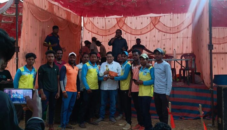 ରାକ୍ଷୀଉଡାର ଠାରେ ଆୟୋଜିତ କ୍ରିକେଟ ଟୁର୍ନାମେଣ୍ଟରେ ଯୋଗ ଦେଲେ ପୂର୍ବତନ ବିଧାୟକ ସରୋଜ