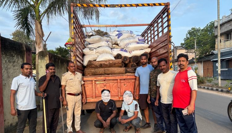 ବଲାଙ୍ଗିର ବନ ବିଭାଗକୁ ବଡ଼ ସଫଳତା : ଲକ୍ଷାଧିକ ଟଙ୍କାର କେନ୍ଦୁକାଠ ବୋଝେଇ ଟ୍ରକ ସହ ଦୁଇ ଅଭିଯୁକ୍ତକୁ ଧରିଲା