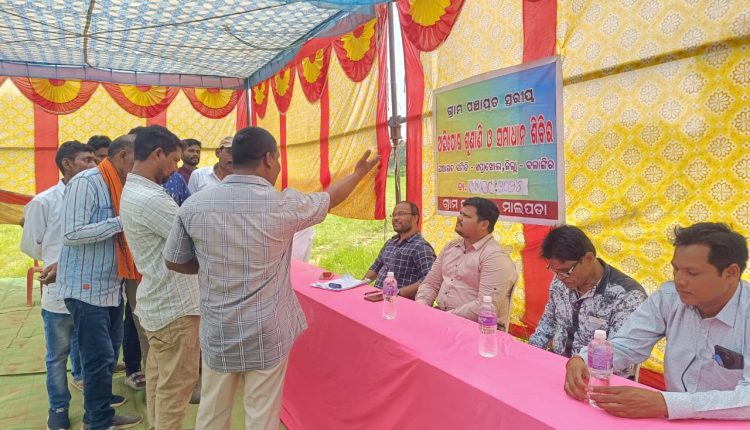 କାର୍ୟ୍ୟାଳୟ ନଥିବାରୁ ଟେଣ୍ଟ ଲଗାଇ କାମଚାଲିଛି