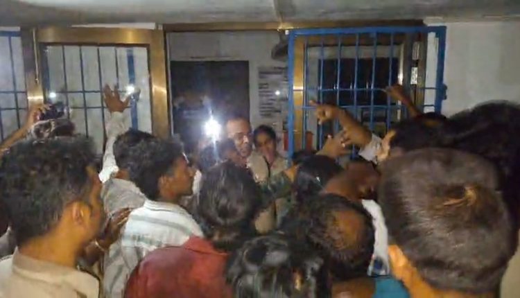 ଏକ ହେଲେ ବଲାଙ୍ଗିର ବାସୀ : ଘେରାଉ କଲେ ଇଲେକ୍ଟ୍ରି ଅଫିସ