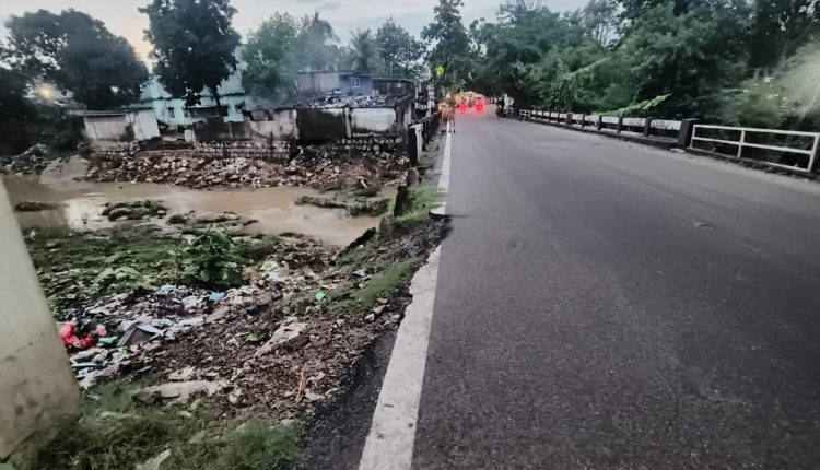 ବଲାଙ୍ଗିର ସହରର ରାଜେନ୍ଦ୍ର କଲେଜ ଛକରୁ ମହିଳା ମହାବିଦ୍ୟାଳୟକୁ ସଂଯୋଗ କରୁଥିବା ଲକ୍ଷ୍ମୀ ଜୋର ସେତୁ ବର୍ତ୍ତମାନ ବିପଦଜନକ ଅବସ୍ଥାରେ ପଡ଼ିରହିଛି