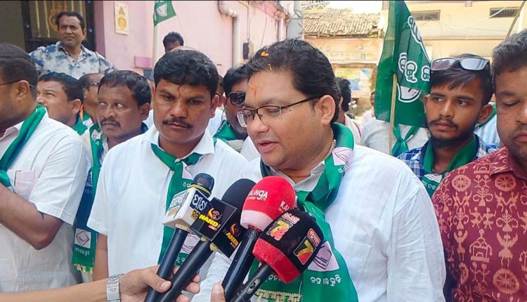 ଜନସମ୍ପର୍କ ପଦଯାତ୍ରାରେ ଦମ୍ ଦେଖାଇଲେ ସରୋଜ
